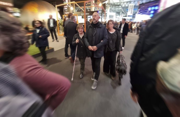 Representantes de la ONCE durante una visita al MWC Barcelona para probar los nuevos códigos Navilens