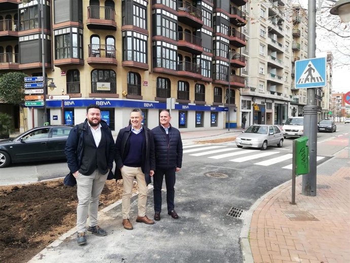Escobar, junto a Iglesias y López-Araquistain, en la zona de la Plaza Diversidad