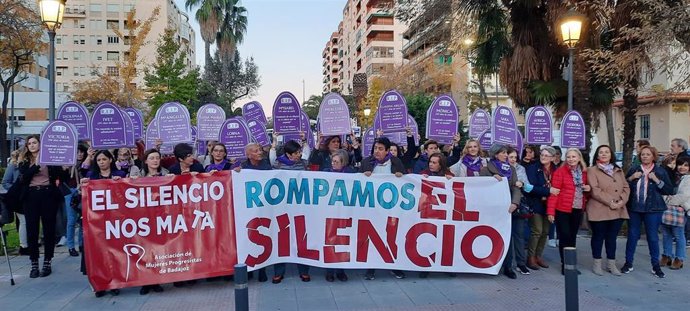 Archivo - Cabecera de la manifestación por el 25N en Badajoz. Archivo.