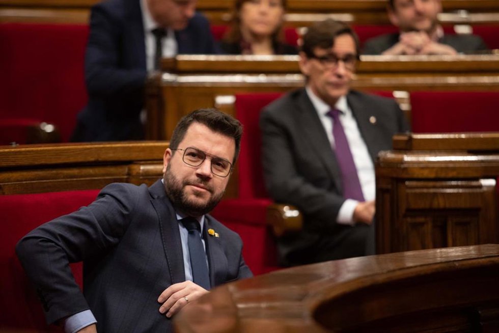 El presidente de la Generalitat, Pere Aragons (i), y el líder del PSC, Salvador Illa (d), durante una sesión plenaria del debate final de los Presupuestos de la Generalitat 2023, en el Parlament, a 10 de marzo de 2023, en Barcelona, Catalunya (España).
