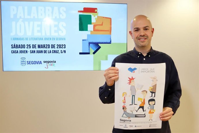 El concejal de Juventud con el carte de las I Jornadas 'Palabras Jóvenes'.