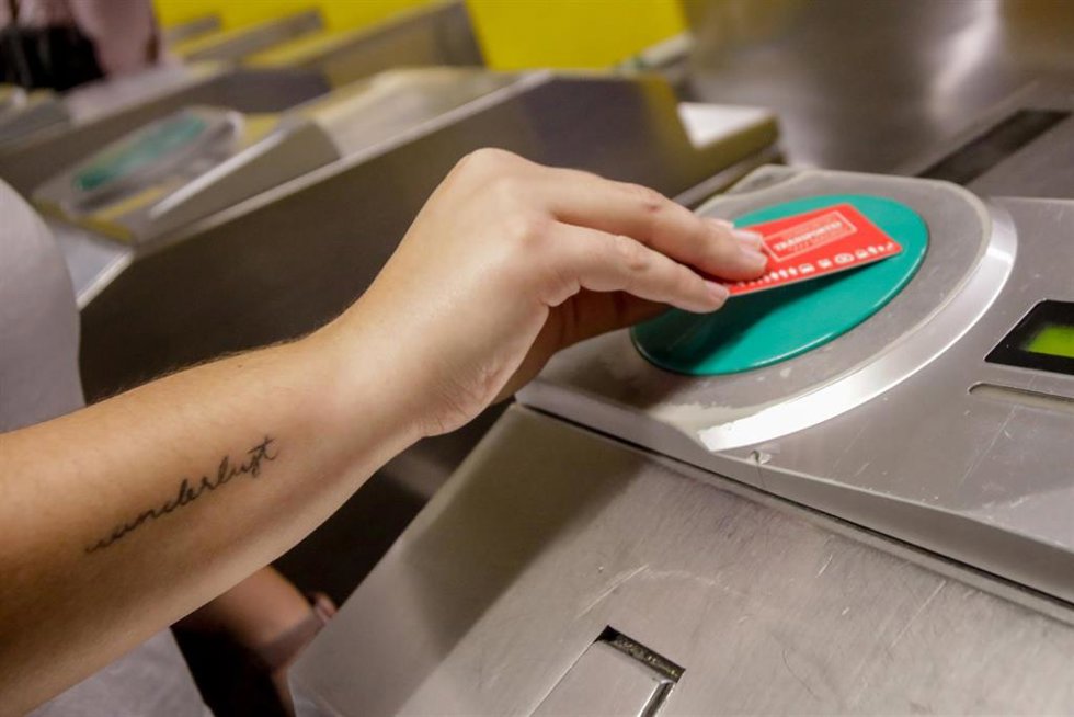 Archivo - Una persona valida su abono en los tornos de entrada del metro de Ciudad Lineal, Madrid .