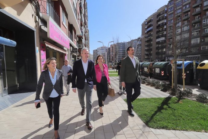 El alcalde de Zaragoza, Jorge Azcón, junto a las consejeras de Infraestructuras y Servicios Públicos y Movilidad en el Ayuntamiento, Patricia Cavero y Natalia Chueca, respectivamente.