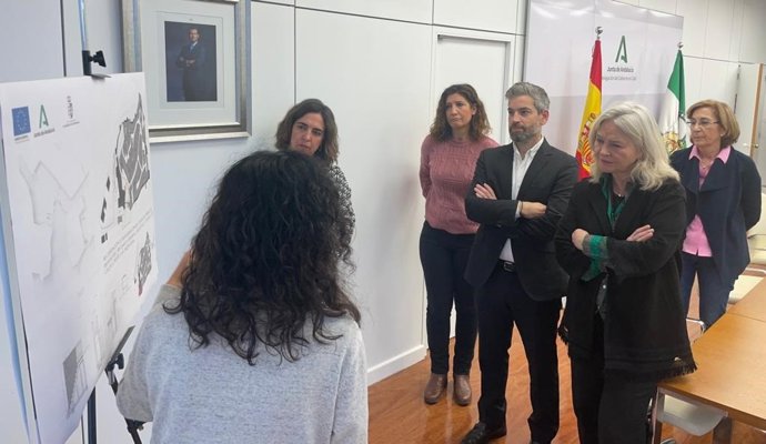 La Junta firma el contrato para iniciar las obras en la zona del castillo de Castellar.