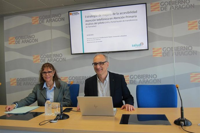 El director general de Transformación Digital, Innovación y Derechos de los Usuarios, Juan Coll, y la jefa de servicio, Laura Casaña, presentan los resultados de la fase piloto de la Estrategia de mejora de la accesibilidad telefónica en Atención Primar