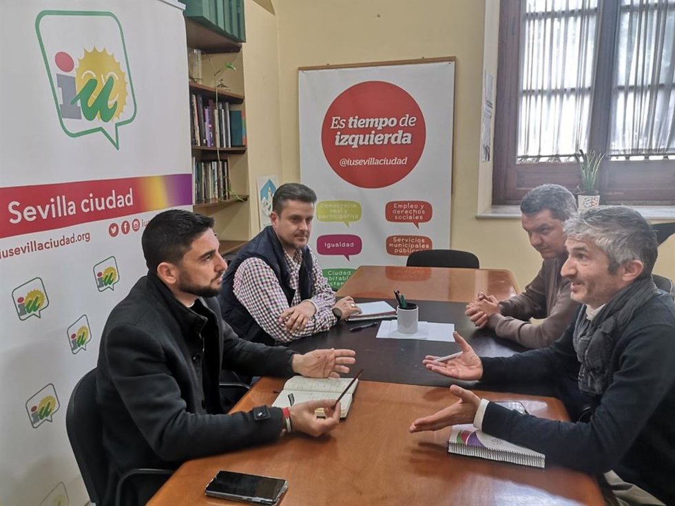 El candidato de la confluencia Podemos-Izquierda Unida, Ismael Sánchez, reunido con representantes de los taxistas.