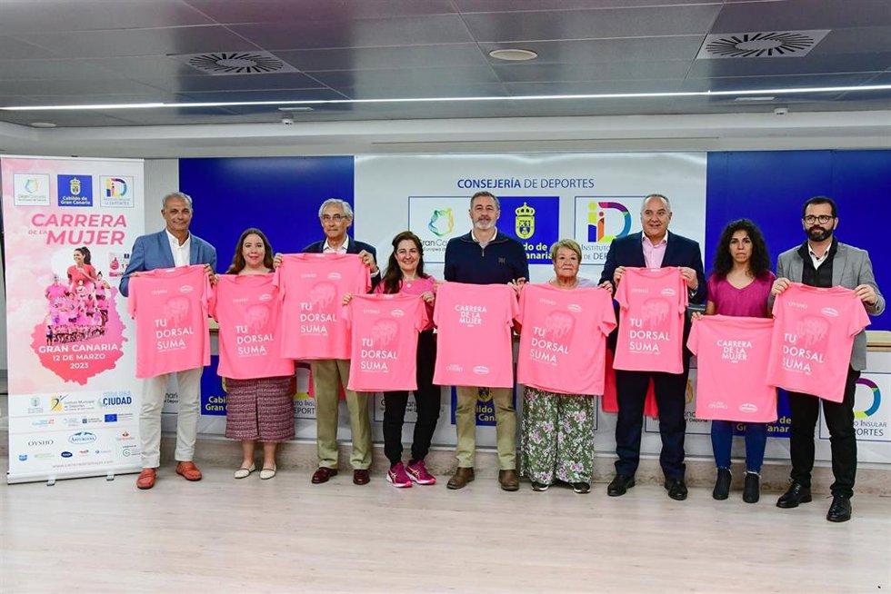 Más de 3.000 corredoras participan en la prueba inaugural en Gran Canaria de la Carrera de la Mujer.