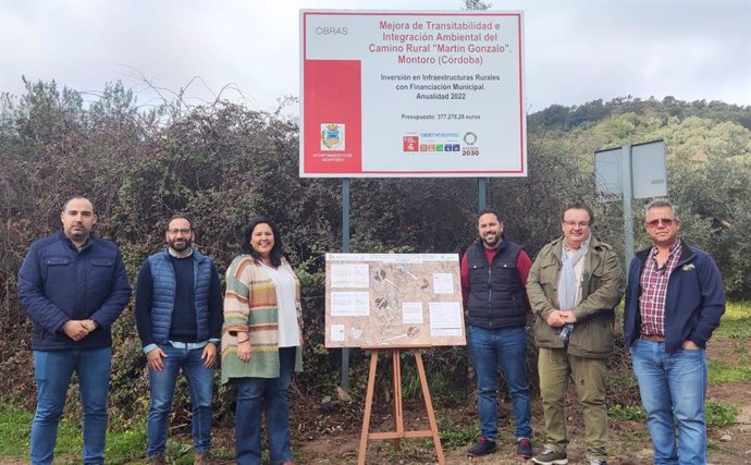 El delegado de Infraestructuras Rurales de la Diputación de Córdoba, Manuel Olmo, y la alcaldesa de Montoro, Dolores Amo, visitan el camino rural Marín Gonzalo.