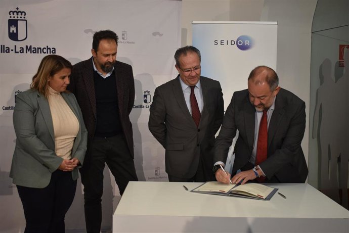 El Gobierno autonómico, la Universidad de Castilla-La Mancha (UCLM) y la empresa tecnológica Seidor han firmado hoy un convenio de colaboración que refuerza la faceta formativa del Centro Regional de Innovación Digital (CRID),