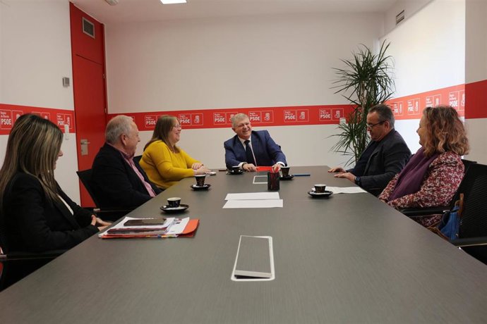 Pepe Vélez, acompañado de Tania Ros, ha mantenido un encuentro con Antonio Jiménez y Santiago Navarro, Ana Mellado y Ana Belén Barqueros