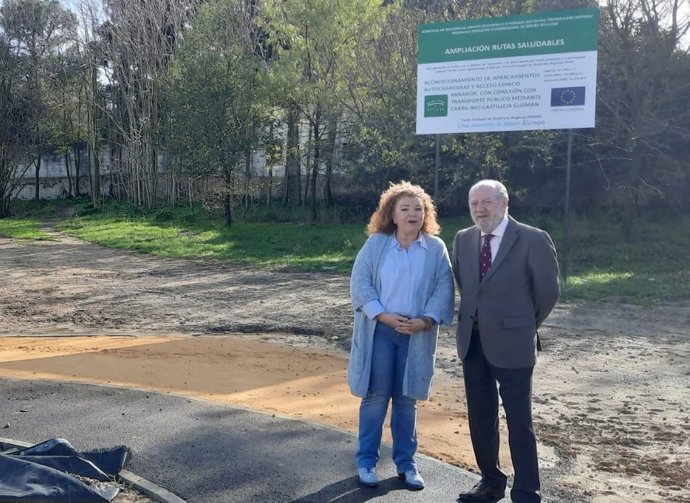 Archivo - Villalobos y la alcaldesa de Castilleja de Guzmán, en una imagen de archivo.