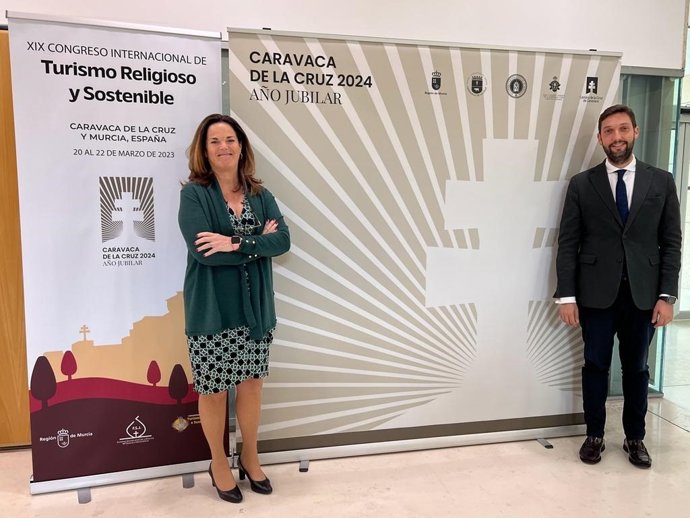 El director general del Itrem, Juan Francisco Martínez, y Pilar Valdés, responsable de Turismo Religioso de la Oficina de Promoción del Itrem, tras la presentación del congreso