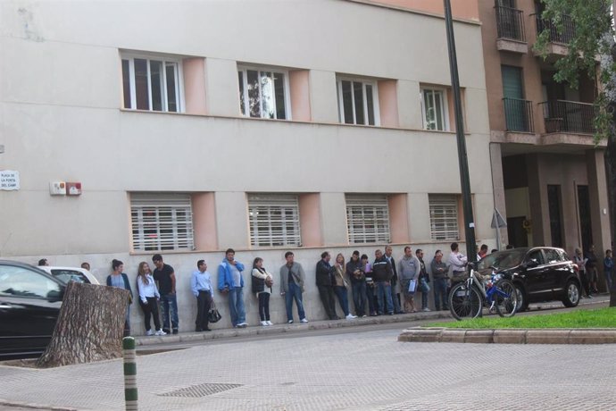 Archivo - Cola de desempleados esperando para entrar al Servicio de Empleo de Baleares (SOIB)