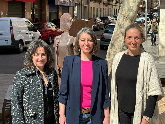 La cabeza de lista de MÉS per Palma, Neus Truyol, acompañada de la número 3,Kika Coll, y de la número 5 en la lista de la formación ecosoberanista a Cort, Xisca Mir
