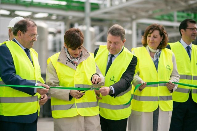 La ministra de Política Territorial y portavoz del Gobierno central, Isabel Rodríguez; el presidente de C-LM, Adolfo Muñiz; y el alcalde de Puertollano, Adolfo Muñiz, inaugurando la planta de Life for Tyres en la ciudad