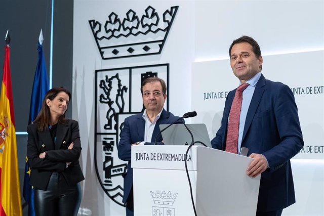 Víctor Madera Núñez, bajo la mirada del presidente de la Junta, Guillermo Fernández Vara, y la consejera de Turismo, Nuria Flores.