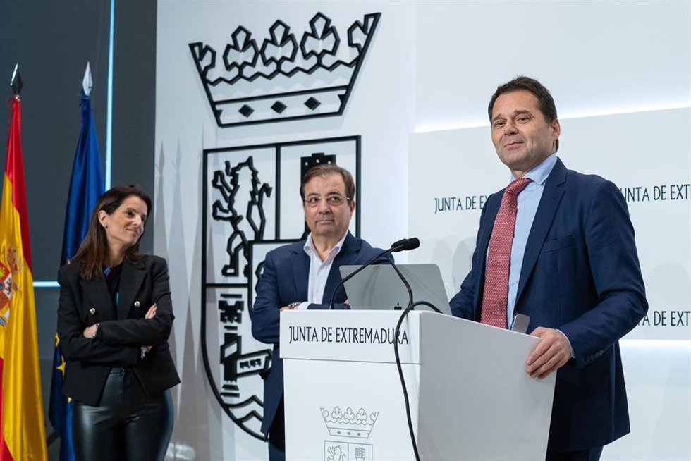 Víctor Madera Núñez, bajo la mirada del presidente de la Junta, Guillermo Fernández Vara, y la consejera de Turismo, Nuria Flores.