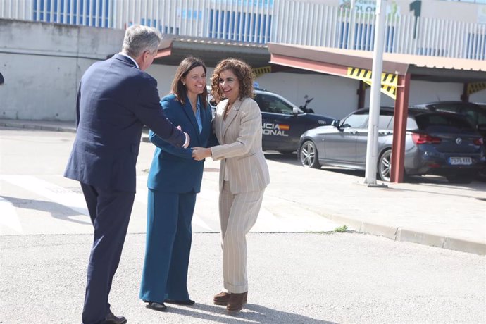 La ministra de Hacienda, María Jesús Montero, junto a la alcaldesa de San Fernando, Patricia Cavada, durante la visita a Navantia Training Center. 