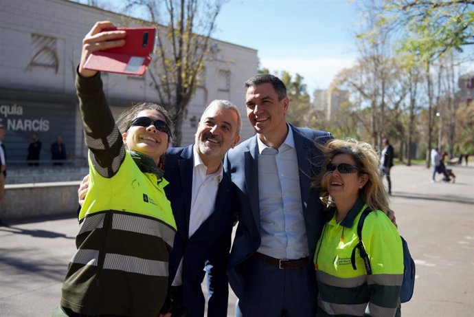 El presidente del Gobierno, Pedro Sánchez, y el candidato del PSC a la alcaldía de Barcelona, Jaume Collboni, en su visita al barrio de Canyelles de la capital catalana.