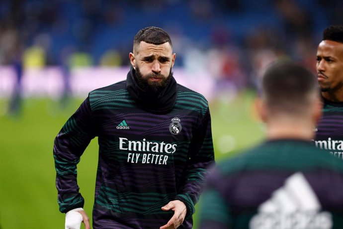 El delantero del Real Madrid Karim Benzema, durante un calentamiento en el Santiago Bernabéu.