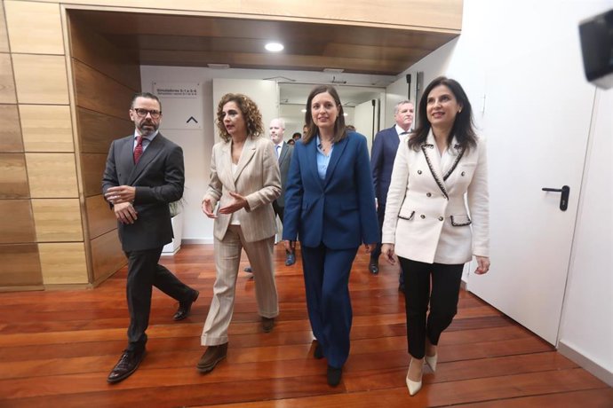 La ministra La ministra de Hacienda y Función Pública, María Jesús Montero (2i), junto a la alcaldesa de San Fernando, Patricia Cavada (2d), durante la visita a Navantia Training Center. A 10 de marzo de 2023, en San Fernando, Cádiz (Andalucía, España).