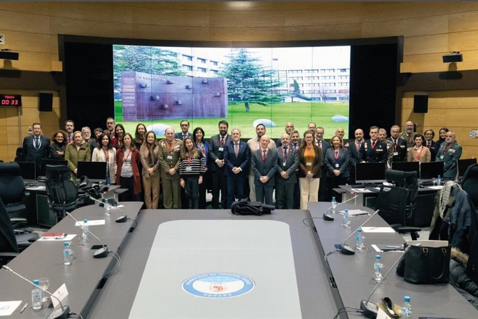 Los diputados de EH Bildu Jon Iñaritu y de Unidas Podemos Ismael Cortés, entre otros, junto a la directora del Centro Nacional de Inteligencia (CNI), Esperanza Casteleiro