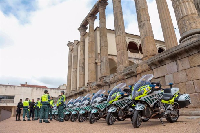 Motocicletas de la Guardia Civil del dispositivo para la Vuelta Ciclista a Extremadura en el Templo de Diana.