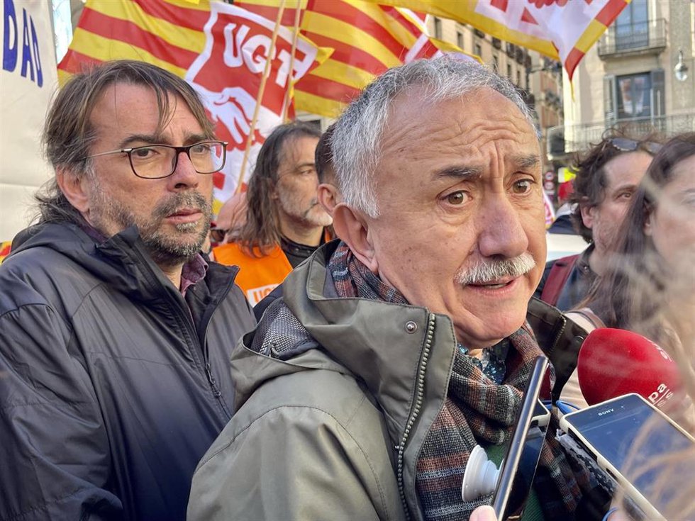 El secretario general de UGT Pepe Álvarez este viernes en Barcelona junto al secretario general de UGT de Catalunya Camil Ros
