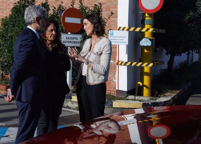  El director de Comunicación y Relaciones Institucionales Iberia en Stellantis, José Antonio León Capitán; la directora del Grupo Stellantis, Susana Remacha, y la ministra de Industria, Comercio y Turismo, Reyes Maroto