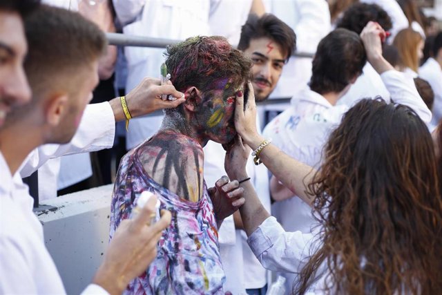 Archivo - Unos 800 estudiantes de la Universidad de Granada celebran la fiesta del patrón de Medicina, San Lucas, en 2019