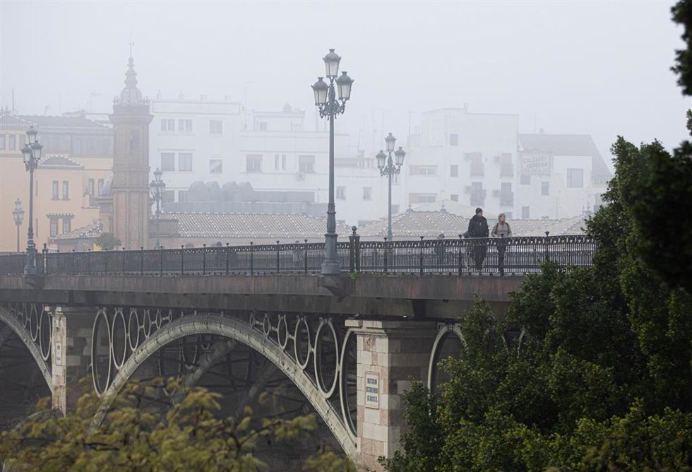 Archivo - El Paseo de la O, bajo el puente de Triana y junto al Castillo de San Jorge.