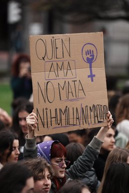 Varias personas se manifiestan durante una concentración convocada por el Sindicato de Estudiantes, por el 8M, Día Internacional de la Mujer, a 8 de marzo de marzo de 2023, en Bilbao