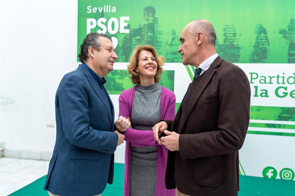 El secretario general del PSOE de Sevilla, Javier Fernández, (I) el alcalde de Sevilla y candidato a la reelección, Antonio Muñoz (D) y la segunda en las listas Mar González (C) después de la rueda de prensa a 10 de marzo de 2023 en Sevilla, (Andalucía,