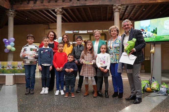 El diputado de Cultura,  las tres bibliotecarias y los niños premiados en el concurso.