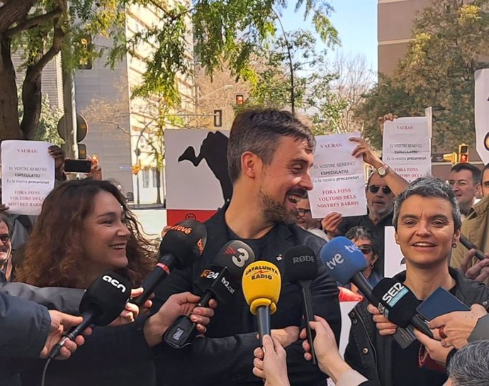 Los concejales de Barcelona Marc Serra y Lucia Martín tras declarar en el juzgado investigados por presuntas coacciones al fondo Vauras.