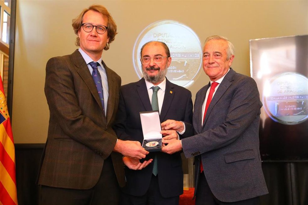 El presidente del Gobierno de Aragón, Javier Lambán, y los presidentes de la Fundación Manuel Giménez Abad, Javier Sada y Manuel Giménez Larraz.
