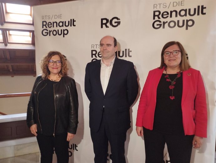 José González Para, director del Centro I+D+i de Renault Group Valladolid, junto con Teresa Riesgo, secretaria general de Innovación del Ministerio del ramo (dcha), y Charo Chávez, concejal de Innovación (izda).