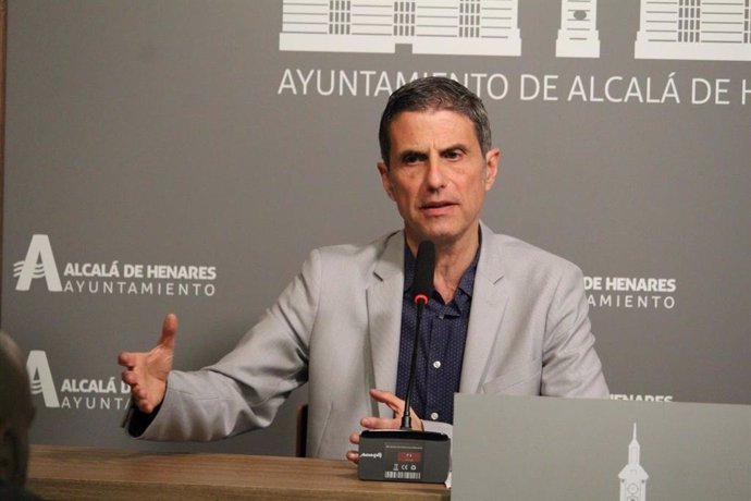 El alcalde de Alcalá, Javier Rodríguez Palacios, ha informado en rueda de prensa sobre los resultados de la inspección sanitaria municipal a la residencia de la Comunidad de Madrid