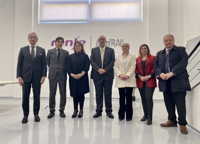 Foto de familia con representantes de la DPT, Renfe, Logitrail, Fademur y el Gobierno de España