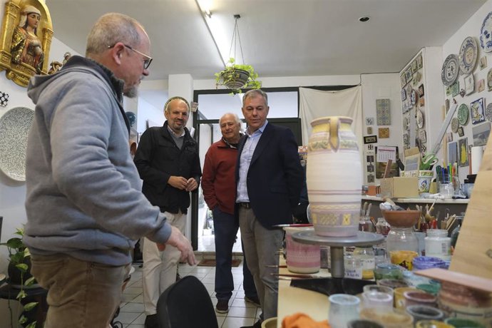 Visita de Sanz al museo de la cerámica de Triana
