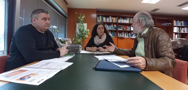 La directora xeral de Patrimonio Natural, Belén do Campo, en una reunión con el presidente de la Federación Galega de Caza, Luis Eusebio Fidalgo, y con su secretario general, José Moure.