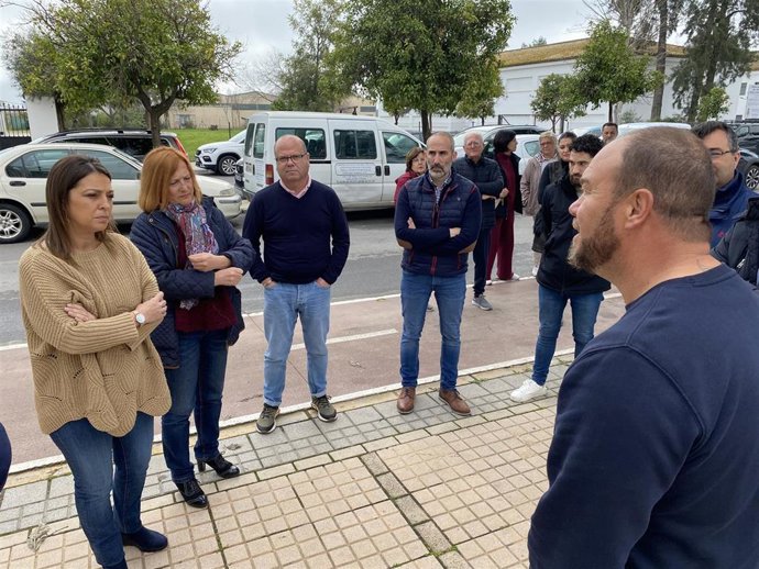 Ambrosio y Caro de la Barrera (izda.) hablan con trabajadores del servicio de ambulancias en Palma del Río.