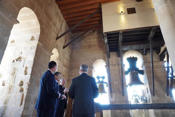 El delegado de Gobierno en Andalucía visita el resultado de las obras en la torre del campanario de la Catedral de Almería.