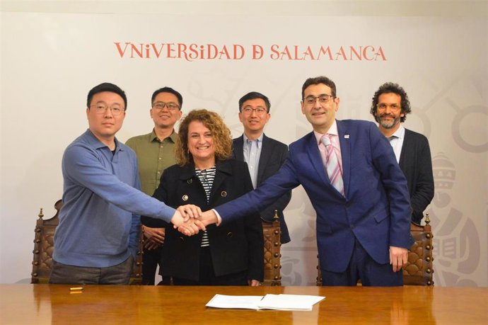 El director de la nueva escuela en Beijing, Liu Bo (i), firma el acuerdo con el consejero delegado de Cursos Internacionales de la Universidad de Salamanca (USAL), José Miguel Sánchez Llorente (d), junto a la vicerrectora de Salud y Asuntos Sociales, Ana