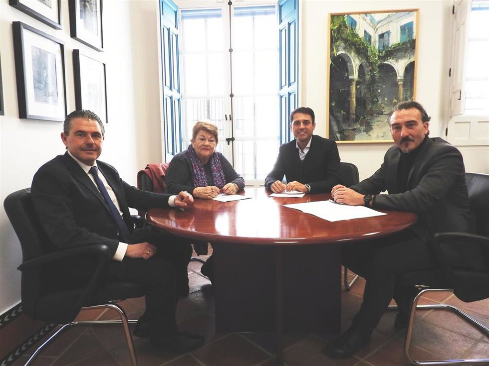Responsables de la Agrupación de Cofradías (izda.) y de la Fundación Cajasur (dcha.), tras la firma del convenio.