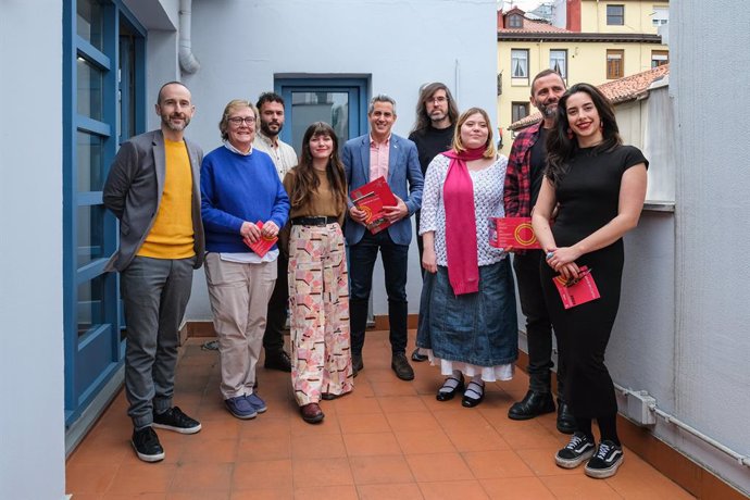 El vicepresidente y consejero de Cultura, Pablo Zuloaga, presenta el catálogo de cortometrajes Cantabria en Corto 2023 junto a sus autores