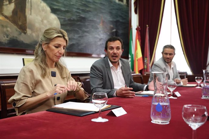 Yolanda Díaz con el alcalde de Cádiz en el Ayuntamiento.