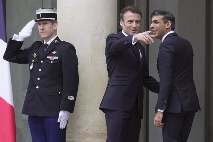 FILED - 10 March 2023, France, Paris: French President Emmanuel Macron (C)welcomes UK Prime Minister Rishi Sunak (R)at Elysee Palace ahead of the first UK-France summit in five years. Photo: Kin Cheung/PA Wire/dpa