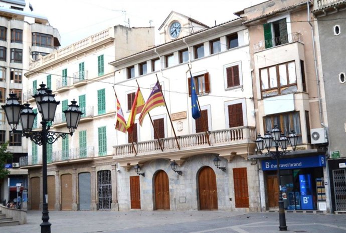 Archivo - Fachada del Ayuntamiento de Inca.