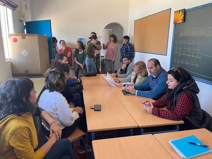 Isabel Paredes reunida en el CPR Campos de Conil.